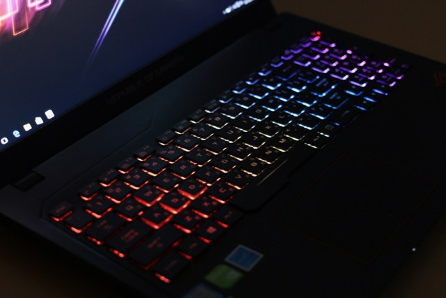RGB 照明電競鍵盤