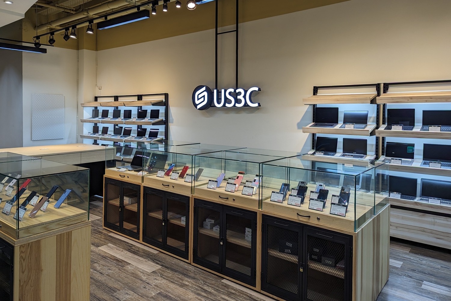 LINE_ALBUM_台南安平店門市照片(橫)_230725_0 - US3C - 二手3C筆電遊戲機買賣收購租賃平台